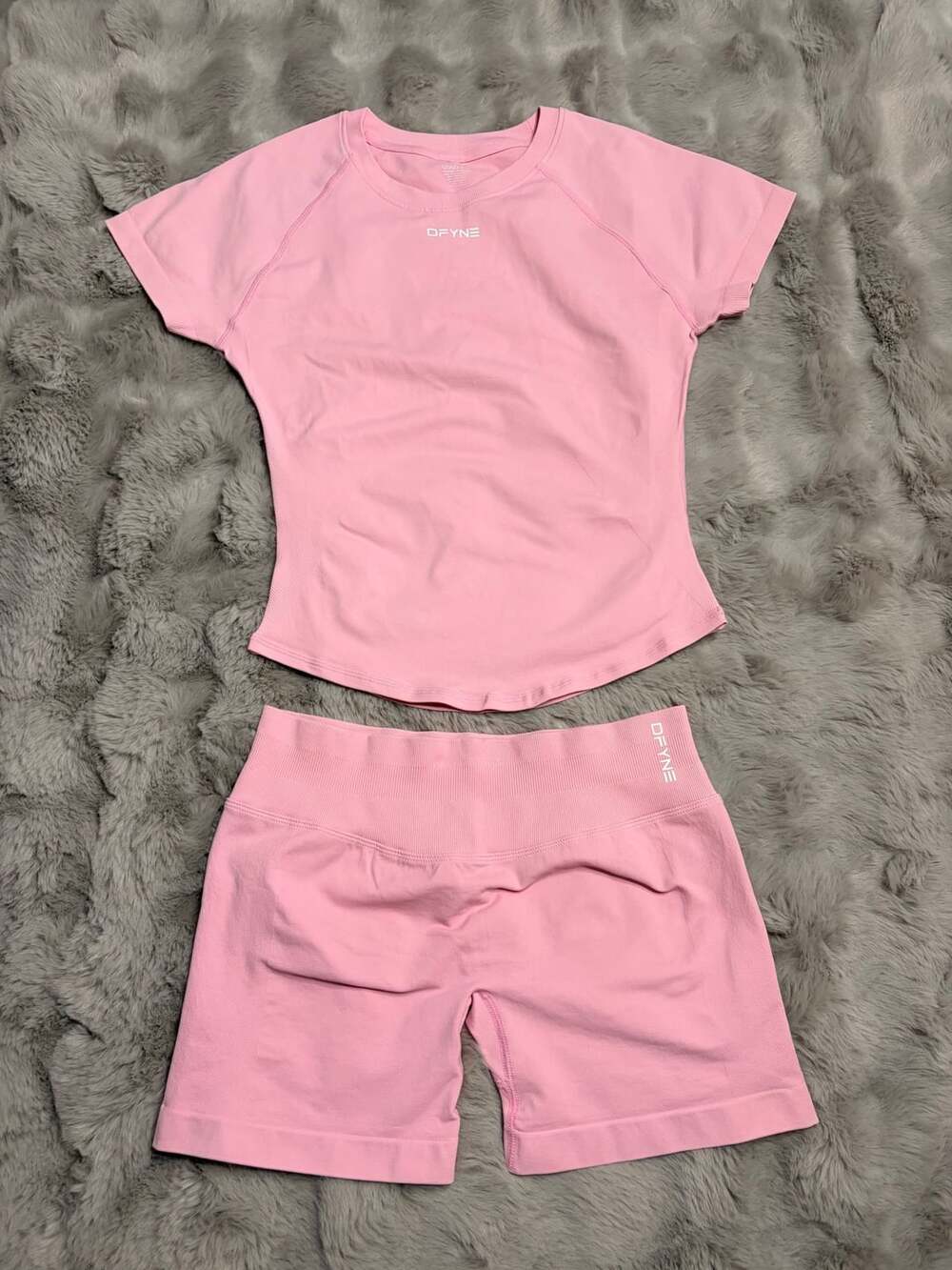 DFYNE Enhance Seamless Short-Sleeve Top & Shorts Set – Sugar Pink
